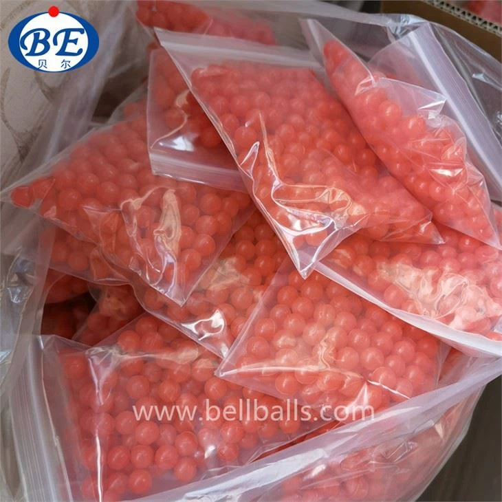 Crvene plastične plutajuće kugle